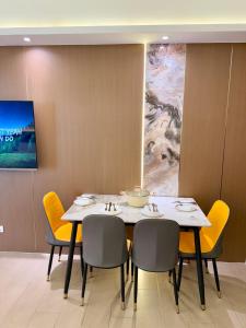 Venice Luxe Escape - Studio Type, 2 beds- Pool, Netflix, Canal Mall Access