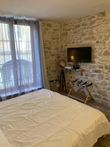 Studio with exposed stone Vieux Lyon