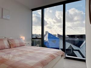 Modern Perth Hub – Pool & Sauna