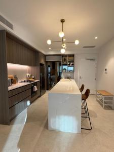 Modern City Escape – Pool & Sauna Access