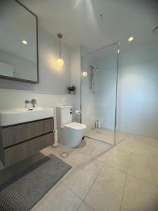 Modern City Escape – Pool & Sauna Access