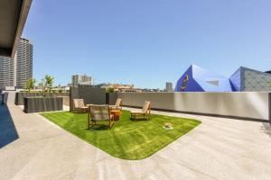 Modern City Escape – Pool & Sauna Access