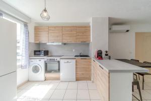 Large bright apartment with balcony Villeurbanne