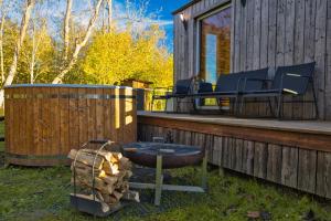 5 minutes from Beach, Cozy Cabin with Hot Tub