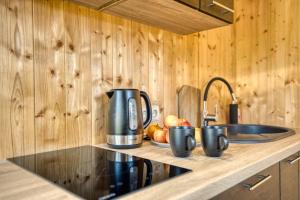 5 minutes from Beach, Cozy Cabin with Hot Tub