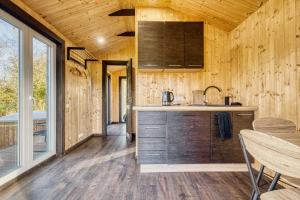 5 minutes from Beach, Cozy Cabin with Hot Tub