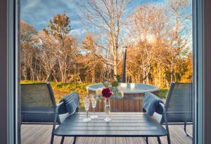 5 minutes from Beach, Cozy Cabin with Hot Tub