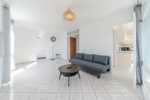 Spacious Apartment for 8 People - Bron Grand Clement