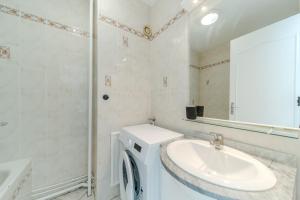 Spacious Apartment for 8 People - Bron Grand Clement