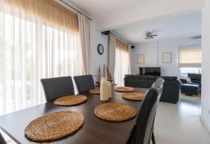 Villa Magnolia - Luxury 4-BR Retreat with Pool