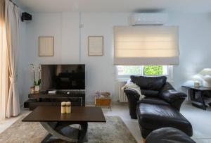 Villa Magnolia - Luxury 4-BR Retreat with Pool