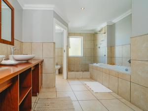 Sidwell Gardens, Adjacent to Kingswood Estate