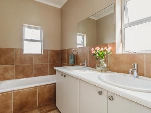 Manor One Kingswood Golf Estate