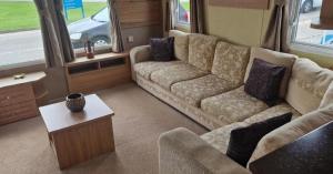 Lovely 8 Berth Caravan With Large Decking At Withernsea Sands Ref 79005Kg