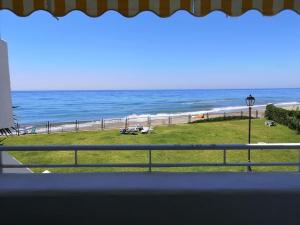 Modern apartment with pool on the beachfront in Marbella by SharingCo