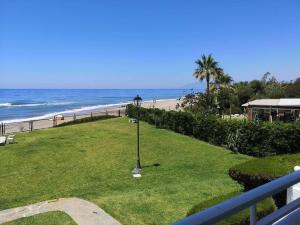 Modern apartment with pool on the beachfront in Marbella by SharingCo