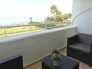 Modern apartment with pool on the beachfront in Marbella by SharingCo