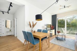 Spacious Apartment in Poznań with Desks and Parking by Noclegi Renters