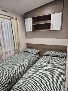 Lovely 4 Berth Caravan With Free Wi-Fi At Harts Holiday Park, Kent Ref 74108B