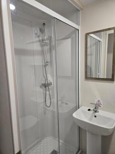 Lovely 4 Berth Caravan With Free Wi-Fi At Harts Holiday Park, Kent Ref 74108B