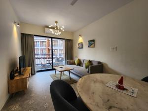 Premium 1BHK Candolim - Pool Access, Balcony - 5 Minutes to Beach