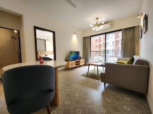 The Olive Suite by Mirashya Homes- 1BHK with Pool & Balcony - Walk to Candolim Beach