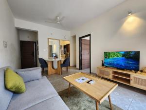 The Olive Suite by Mirashya Homes- 1BHK with Pool & Balcony - Walk to Candolim Beach