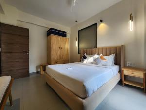 The Olive Suite by Mirashya Homes- 1BHK with Pool & Balcony - Walk to Candolim Beach