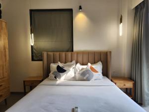 The Olive Suite by Mirashya Homes- 1BHK with Pool & Balcony - Walk to Candolim Beach