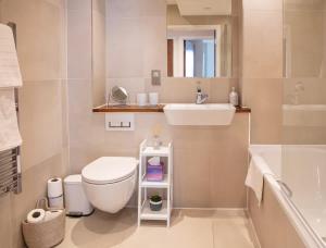 Westminster 2 bed 2 bath apartment with Air-Con