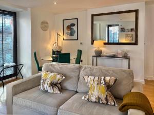 Westminster Luxury Two Bed Two Bath with Air-Con