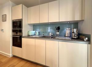 Westminster Luxury Two Bed Two Bath with Air-Con