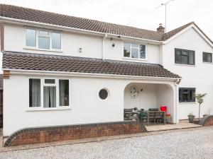 Pass the Keys Bright House with Smart TV Home Comforts