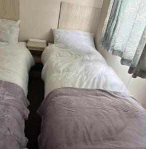 Cosy Caravan With Free Wi-Fi At Dovercourt Holiday Park Ref 44502R