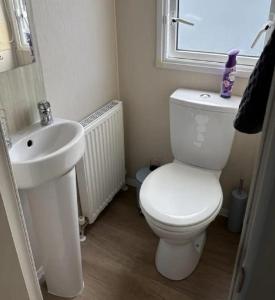 Cosy Caravan With Free Wi-Fi At Dovercourt Holiday Park Ref 44502R