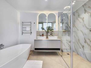 Modern 2-Bedroom in Green Point with Pool & Parking