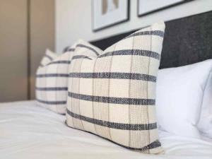 Modern 2-Bedroom in Green Point with Pool & Parking