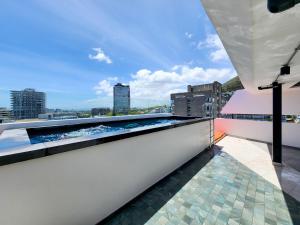 Sea Point Modern 2-Bed with Ocean Mountain Views