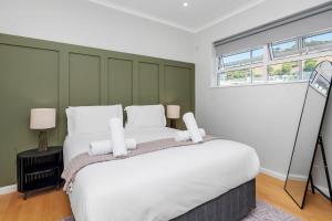 Green Point 8th-Floor Stay with Stunning Views