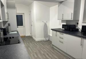 B2 New Medway Private Double room with private bathroom Contractor & Corporate Stays Fully Equipped