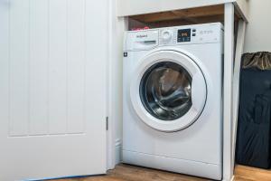 Central Gravesend 1BR, Kitchen, Wi-Fi, Sleeps 2, Parking