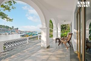 StayVista at Di Mora by the Sea with Lawn & Pool