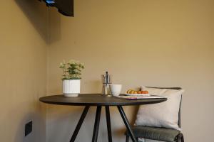Trendy Contractor-Friendly 6 Bedroom House, Close to Chester & Cheshire Oaks, Free Parking & Wi-Fi Included