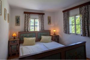 Mountain-view Cottage Sleeps 15 -Balcony -Pets Ok