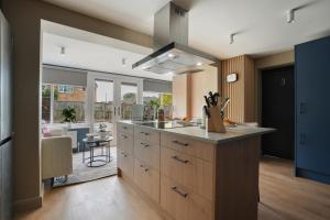Trendy Contractor-Friendly 6 Bedroom House, Close to Chester & Cheshire Oaks, Free Parking & Wi-Fi Included