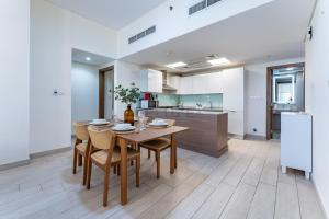 Huge Balcony Overlooking Creek Harbour with Glimpses of Burj Khalifa, Just Minutes from Zabeel Stadium, Azizi Aliyah Residence, Al Jaddaf by Deluxe Holiday Homes
