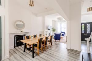 Immense Bright 5BR House near Kensington Olympia