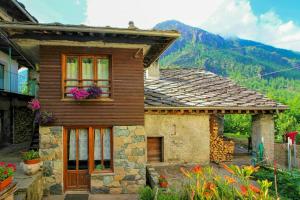 Stone Cabin With Views Over Balme Valley