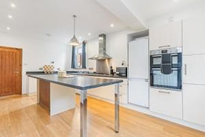 Large 5-Bed Home for Contractors in Headington