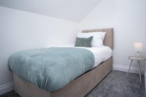 Holly - Telford - With Parking - Sleeps 8